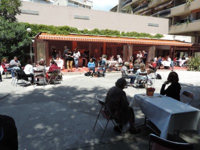 Cocktail buffet déjeunatoire en extérieur lors d'un séminaire sur Marseille