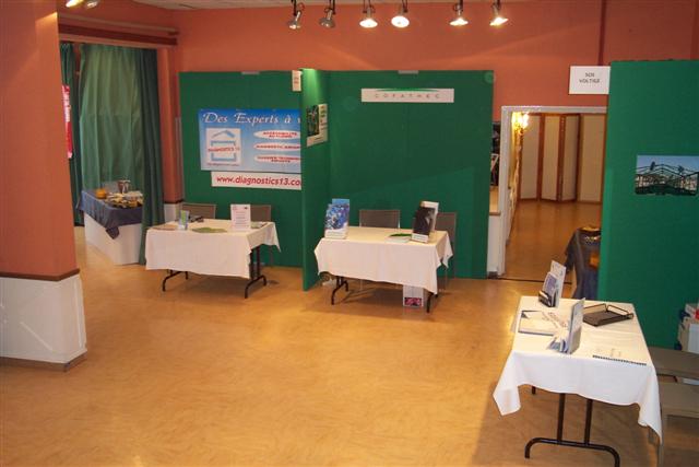 salle avec stands pour salon à marseille